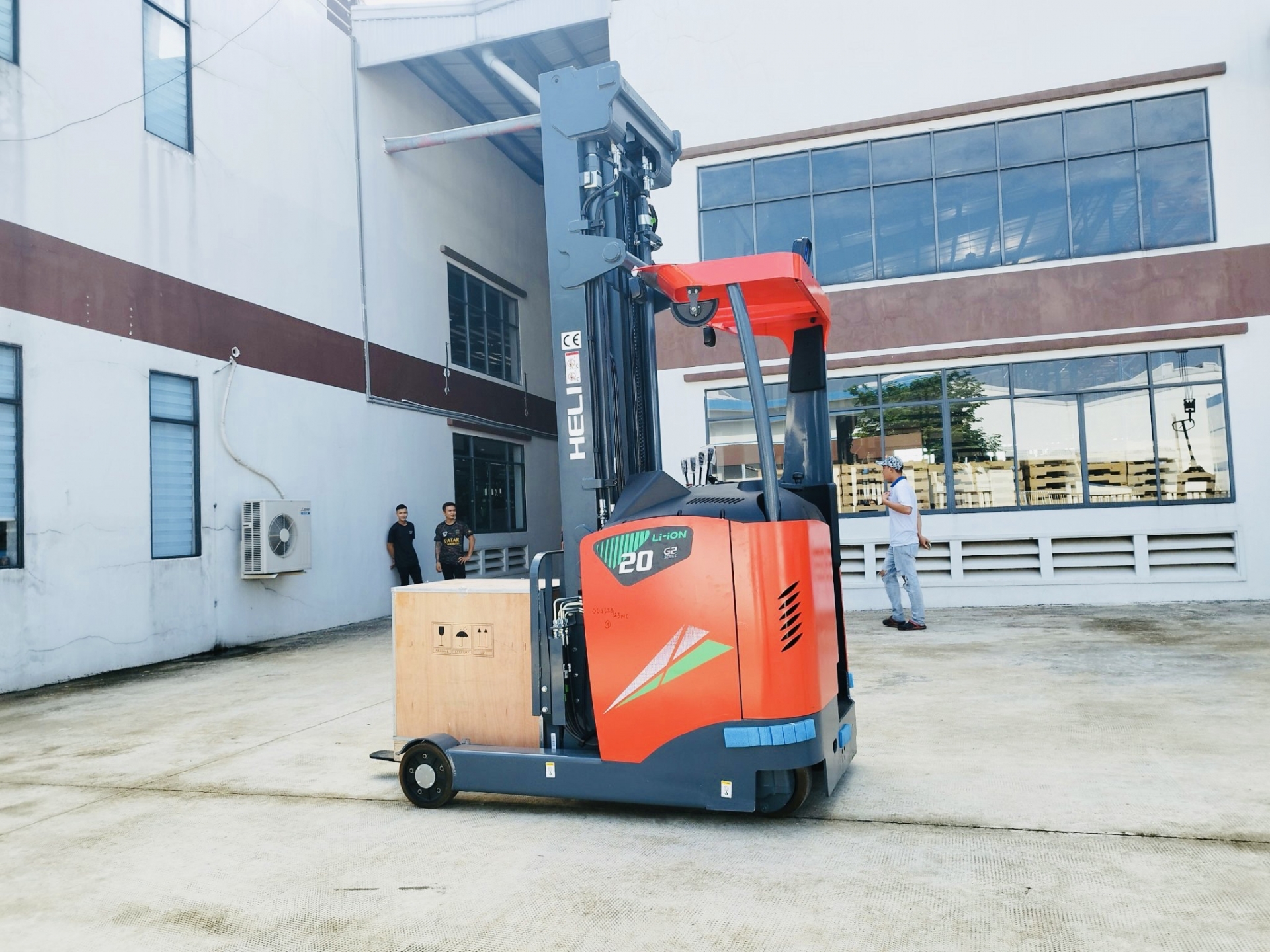 Xe Nâng Reach Truck Đứng Lái (5)